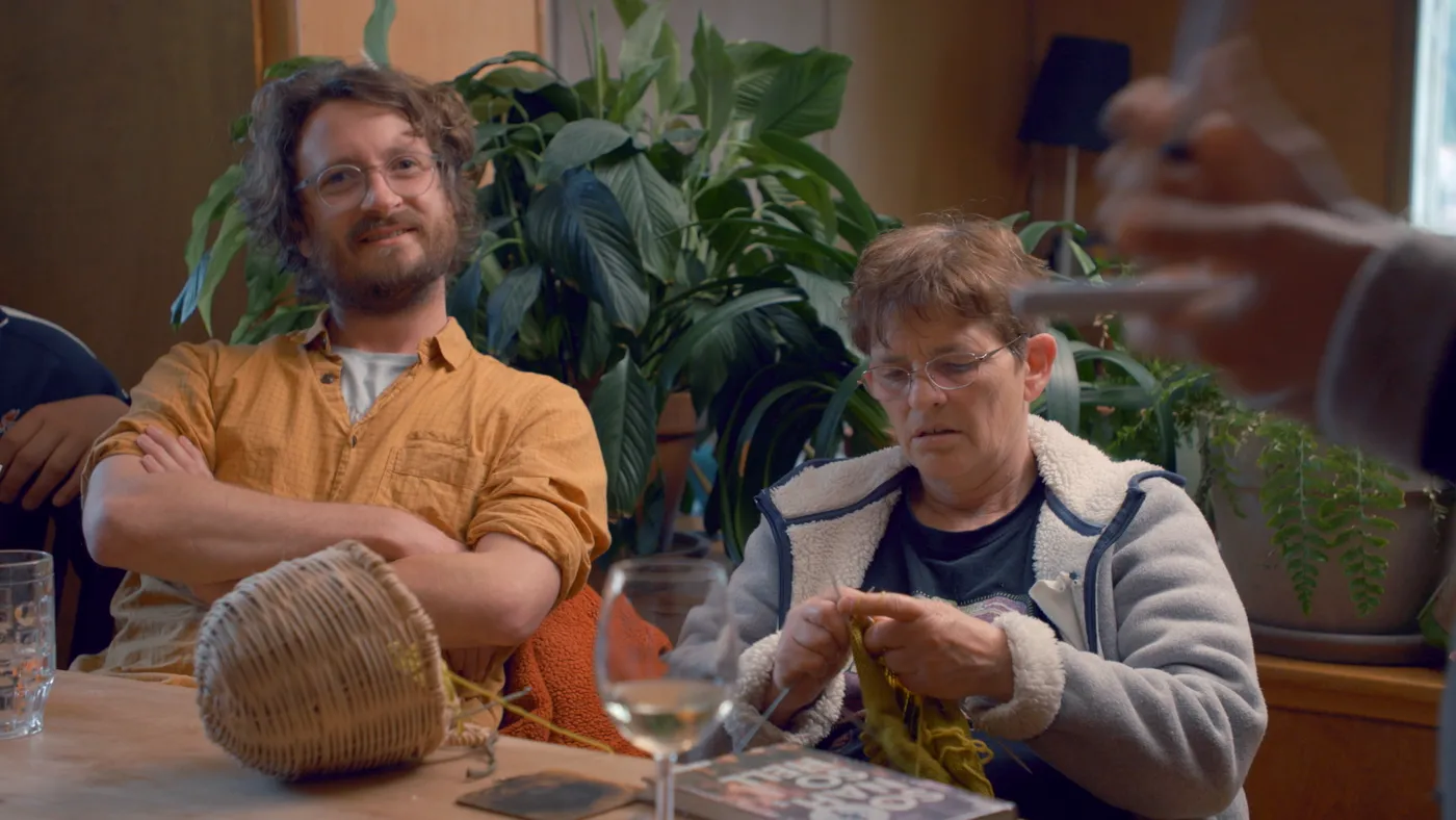 Luke und Katrin an einer WG Sitzung