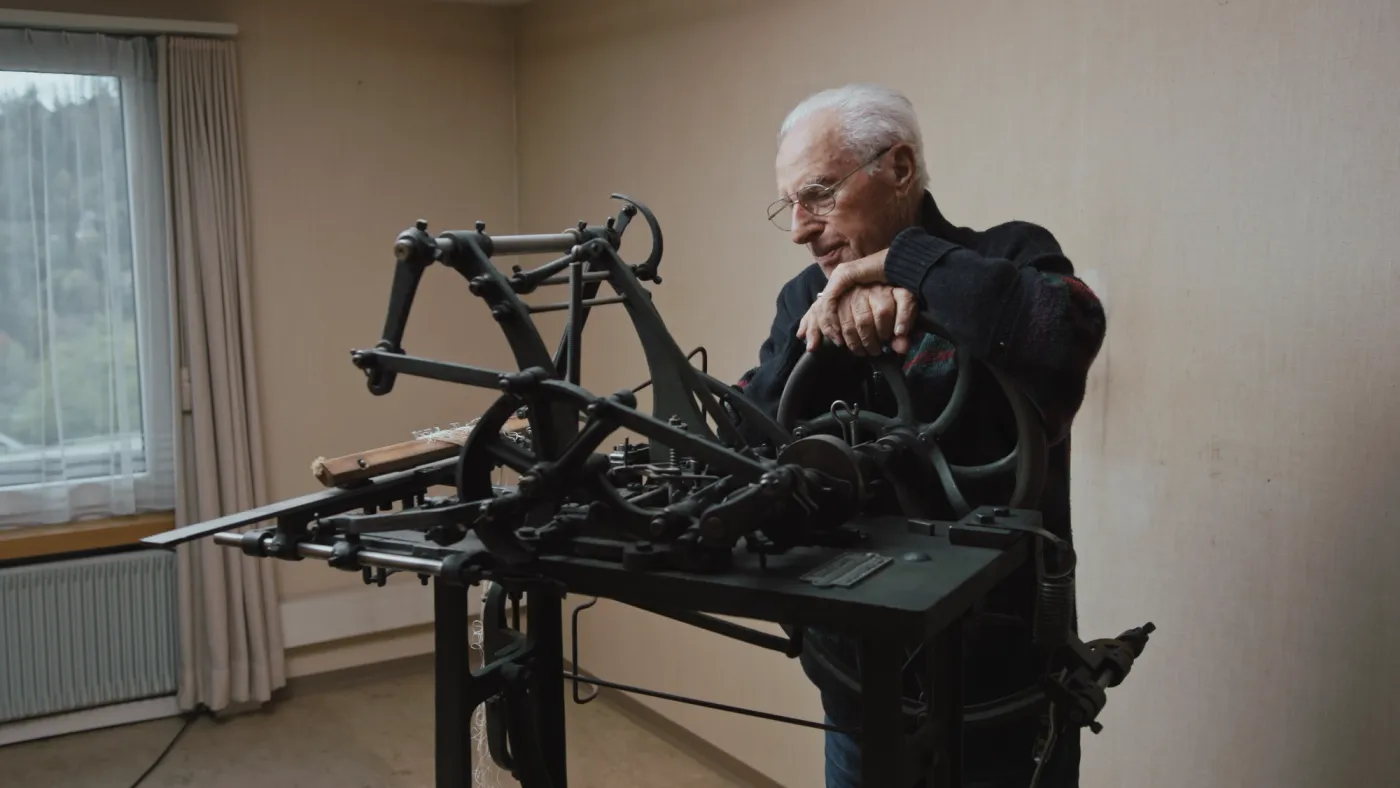 Walter Senior mit seinem "Wunderwerkli", die Einfädli-Maschine